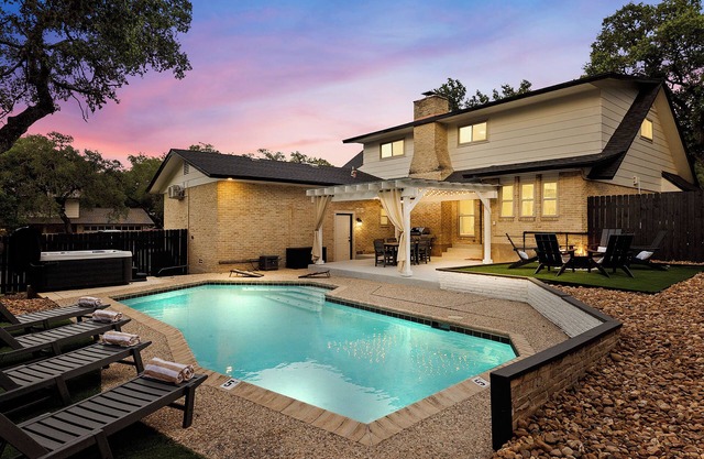 Family Retreat in the Heart of San Antonio! Heated Pool - Hot Tub - Game Room