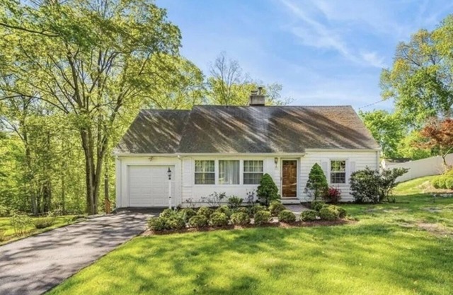 Family Retreat, Spacious 4BR in Residential Neighborhood in Stamford!