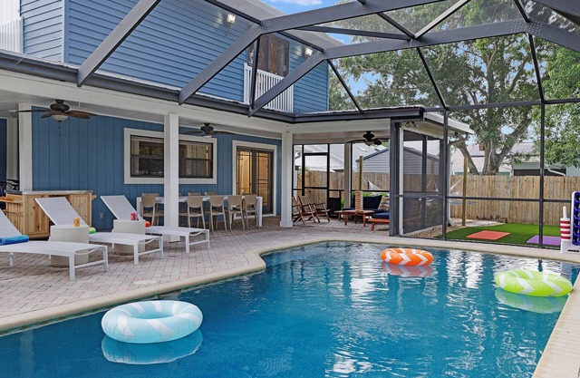 Family Retreat w/Heated Pool, 20+ Games, Firepit, Game room, Near Beach