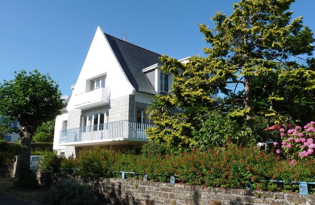 Family seaside villa 30 meters from Morgat beach, for 10 people