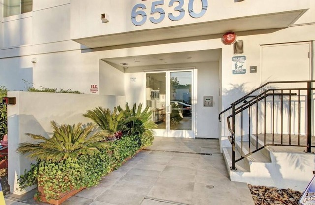 Family sized, centrally-located apartment near the freeway & main streets of LA!