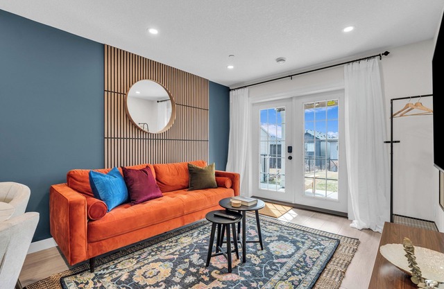 Family-Sized Luxury Suite: King Bed, Workspace, Huge Lawn & Epic Sunset