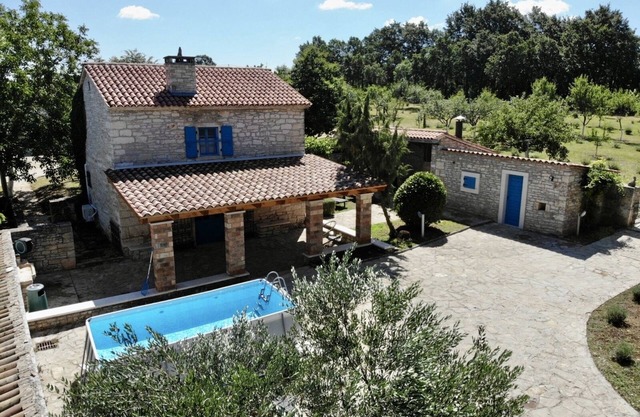 Family-sized renovated Istrian house w/lavand field - 20min from Rovinj.