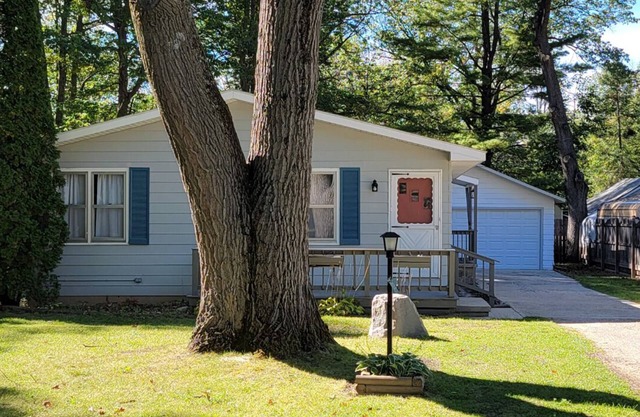 Family sized updated cottage with garage - Close to Houghton Lake and ORV Trails