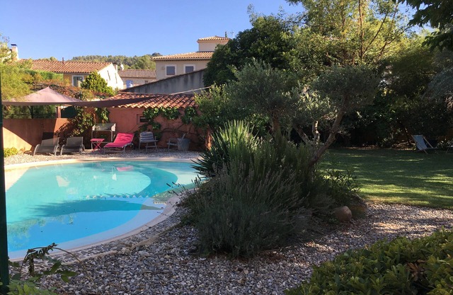 Family villa 200 m2 with swimming pool, 5 bedrooms, between Aix en Provence and Luberon