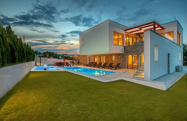 Family Villa 2 Pools by the Sea – Medulin