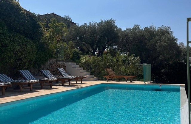 Family villa in the bay of Sanary/mer, heated swimming pool.