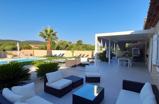 Family villa with pool in the heart of Provence. Sleeps 8. Sun and idleness