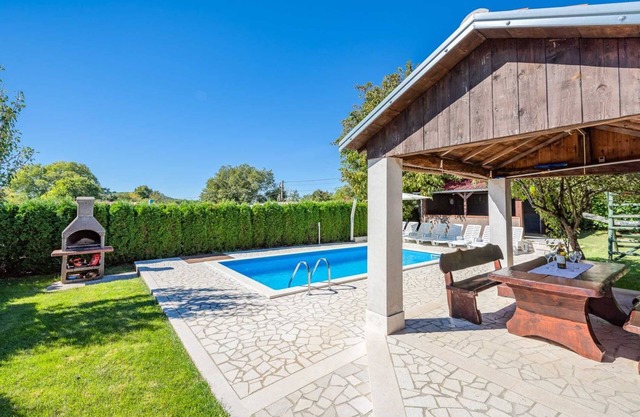 Family villa with a pool near Pazin