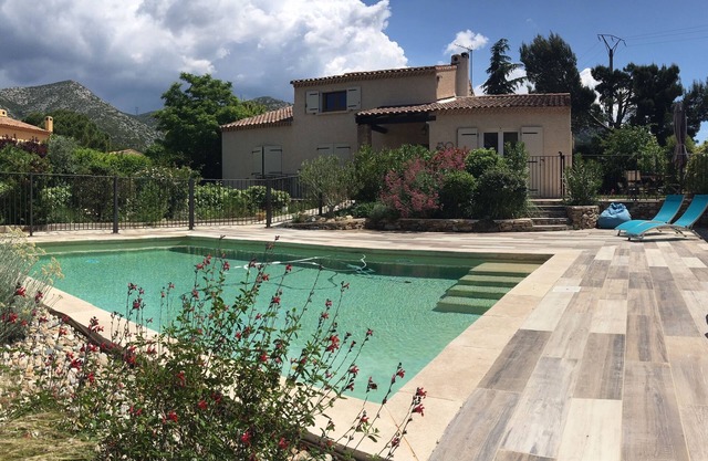 Family villa with pool in a charming Provencal village