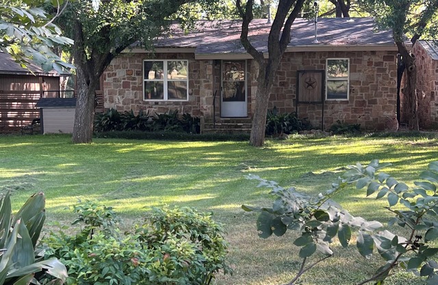 Fantastic 2-bedroom cottage with AC in Marble Falls