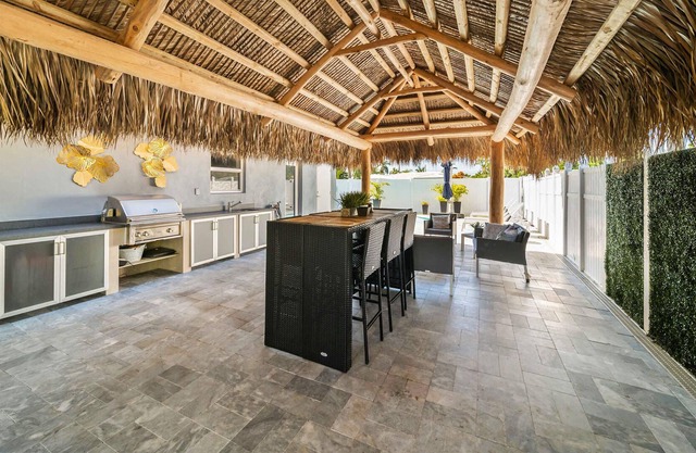 Fantastic Backyard Lounge & Pool, Fast WiFi, 3 TVs