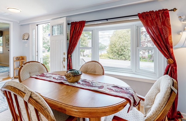 Fantastic getaway near the bay with large yard, fast WiFi, central AC & W/D