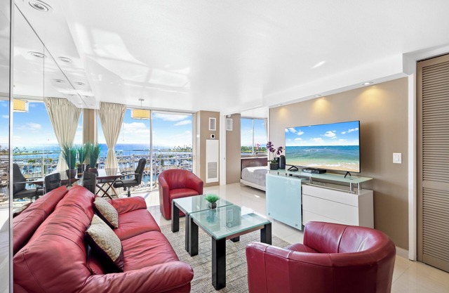 Fantastic Ocean View Unit- close distance to the beach, lagoon, mall, and more