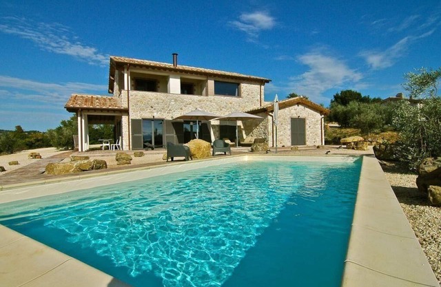 Fantastic property with swimming pool near the sea