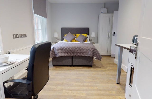 Fantastic Self Contained Studio
