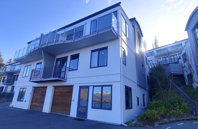 Fantastic Views Lake Wakatipu and The Remarkable!