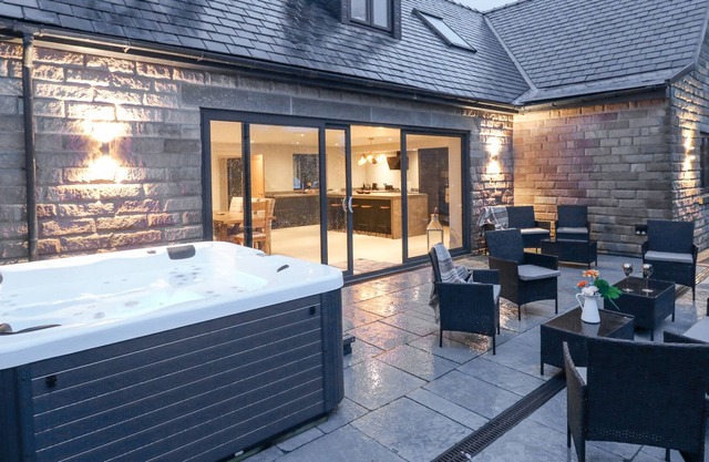 FARLEY MEADOW VIEW, family friendly, with hot tub in Matlock