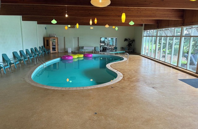 Farm Two53's Mid-Century Modern Enid house - Wood-fired Hot Tub & Sauna