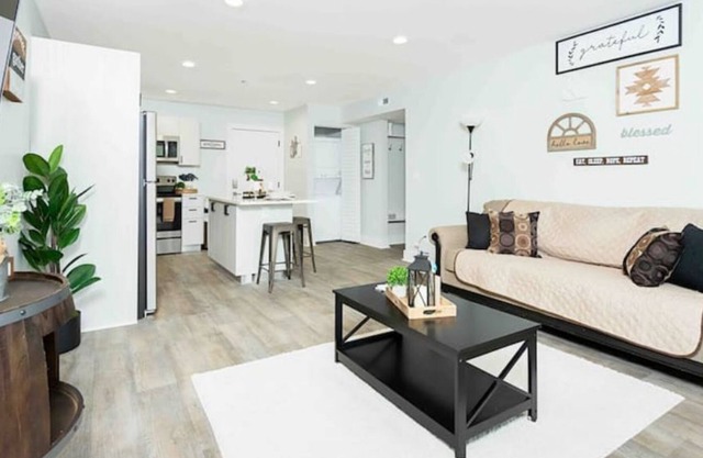 Farmhouse Apt, Close to Everything, Quiet, Safe