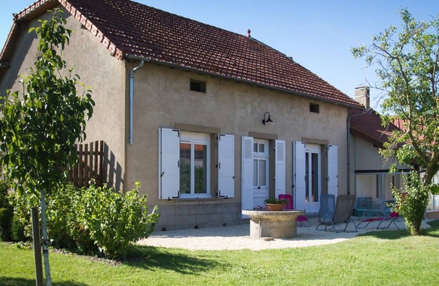 Farmhouse Retreat with Modern Comforts, Sleeps 8, Near Vichy and The PAL Amusement Park