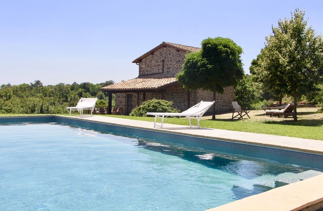 Farmhouse with private pool and Jacuzzi, with a splendid view of Lake Bolsena