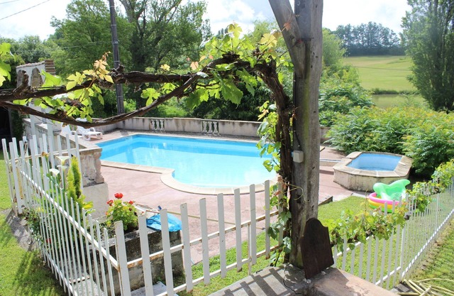 Farmhouse with private pool & fishing lake