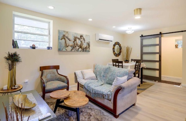 Fayetteville Guest House Walk to Nature Preserve!