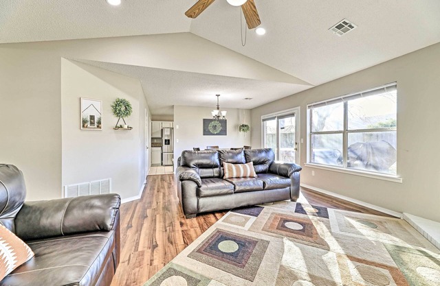 Fayetteville Home w/Hot Tub ~ 3 Mi to U of A!