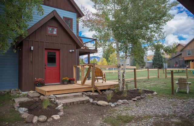 Fenced Backyard! Dog-friendly! Bus Shuttle!