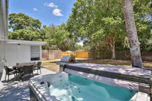 Fenced in With Jacuzzi Close to Siesta Key Bridge!