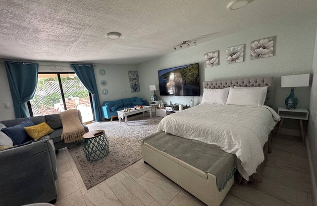 Fenced Studio with private parking ,access to patio and backyard .