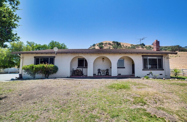 Fenced Yard & Outdoor Bar: Hillside Paicines Home!