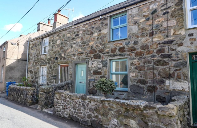 FERNDALE, pet friendly, country holiday cottage in Llanbedrog
