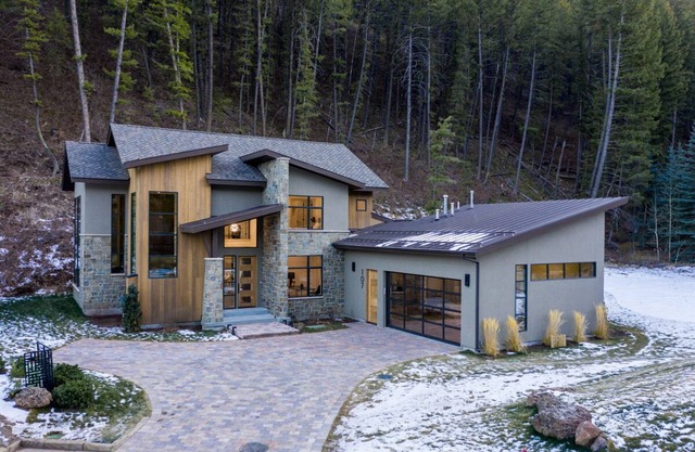 Festive Dates Available! Contemporary Home with Private Hot Tub and Spectacular Mountain Views