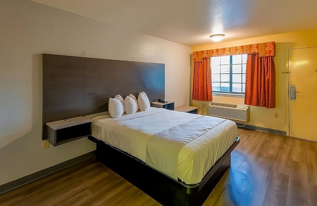 Few Miles from San Ducerro Winery! Onsite Pool, FREE Breakfast and Parking!