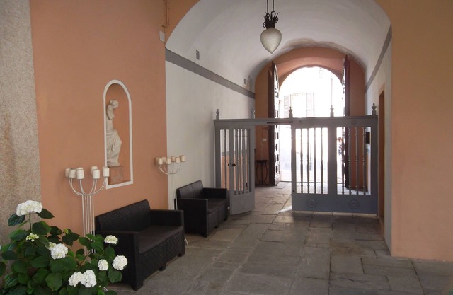 FeWo Luino Loft: Historic Charm, 100m to Lake & Swiss Gateway.