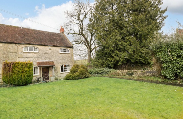 FIELD COTTAGE, pet friendly, with open fire in Shepton Mallet