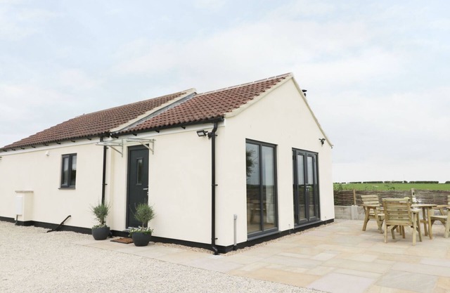 FIELDSIDE, pet friendly, with open fire in Hunmanby