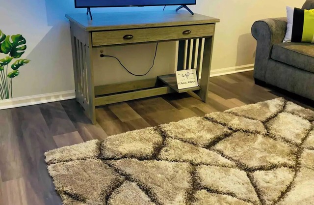 Fifty Shades of Graytastic Home! Peaceful & cozy retreat 2 minutes from ECU!n