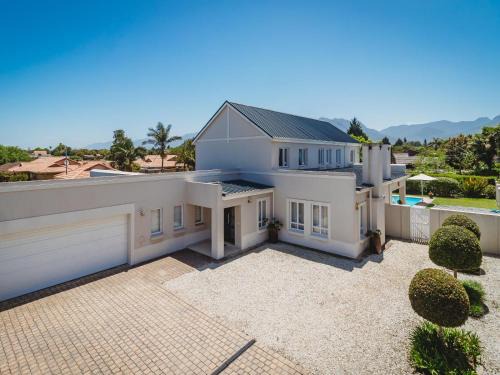 Fifty1 on Long on Kingswood Golf Estate