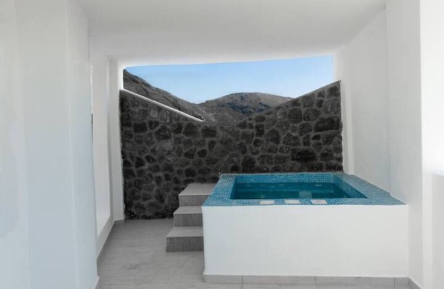 Fig Tree House 1.5km from Black Beach