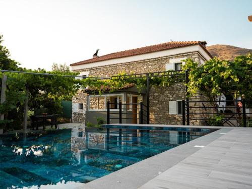 FILIPPOS Traditional Villa-2 luxury Apartments whith Exclusive Pool & Garden Views