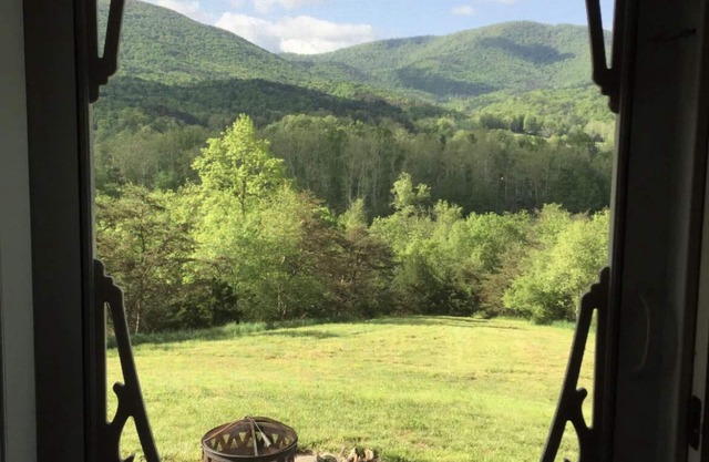 Find your serenity at this mountain cottage with river access.