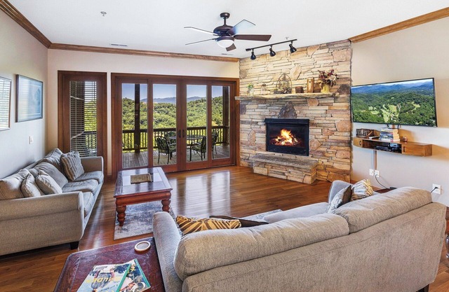 Finely Appointed Mtn Condo in Gated Resort, Only 4 Steps to get in, GREAT VIEW!