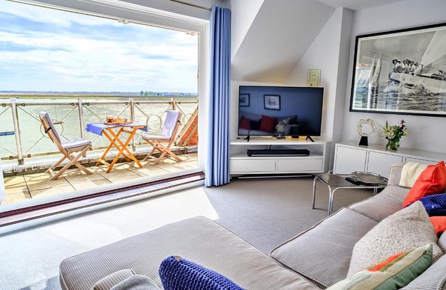 Finest Retreats - Kings Wharf - Luxury Riverside Home