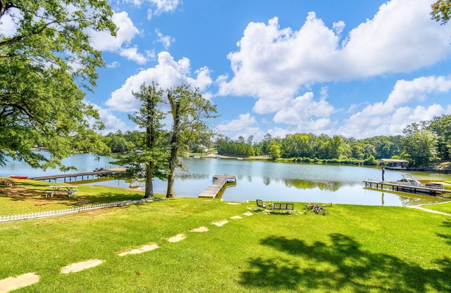 Firelight Cabin Retreat, Firelight Cabin- Cozy 3br Lakefront Cabin Retreat