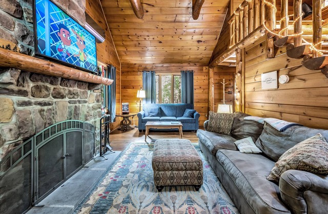 Fireside Cabin for Couples and Small Families. Hot Tub, Stone Fireplace, Slopes