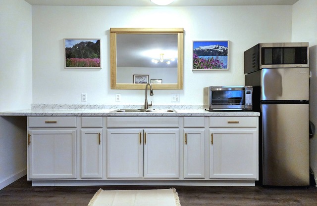 Fireweed 2 Bedroom by airport; lakes, trails, fishing, skiing, hiking!