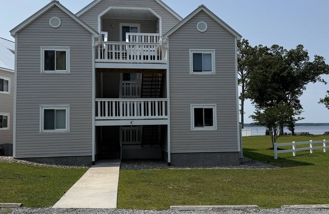 First floor 2-bedroom condo in Minnesott Beach, NC. Pool and Neuse River